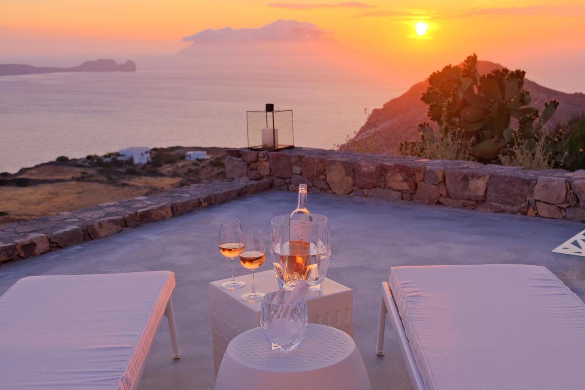 Odyssey Rock Milos Sunset Suites 플라카 객실 사진