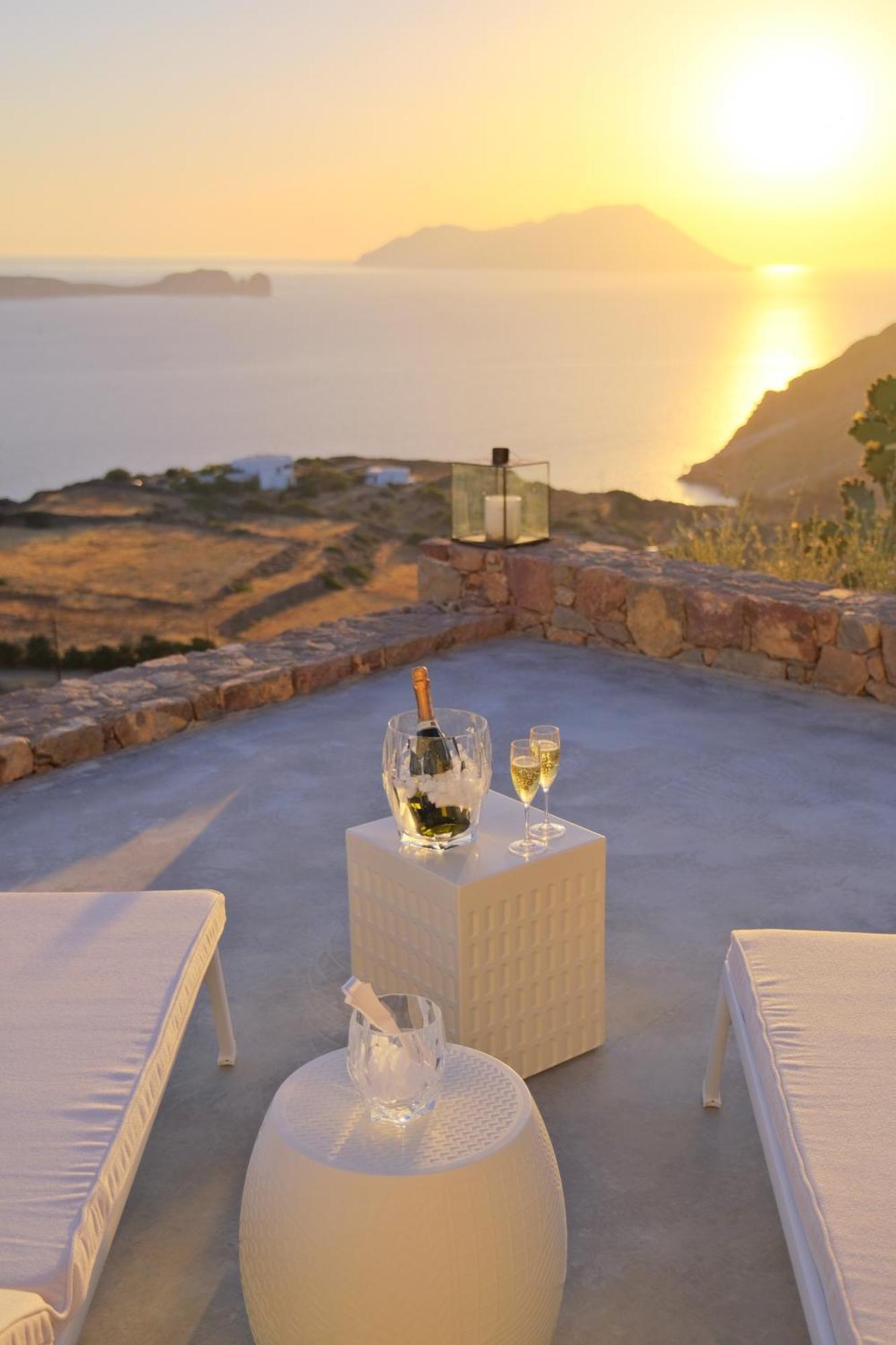 Odyssey Rock Milos Sunset Suites 플라카 객실 사진