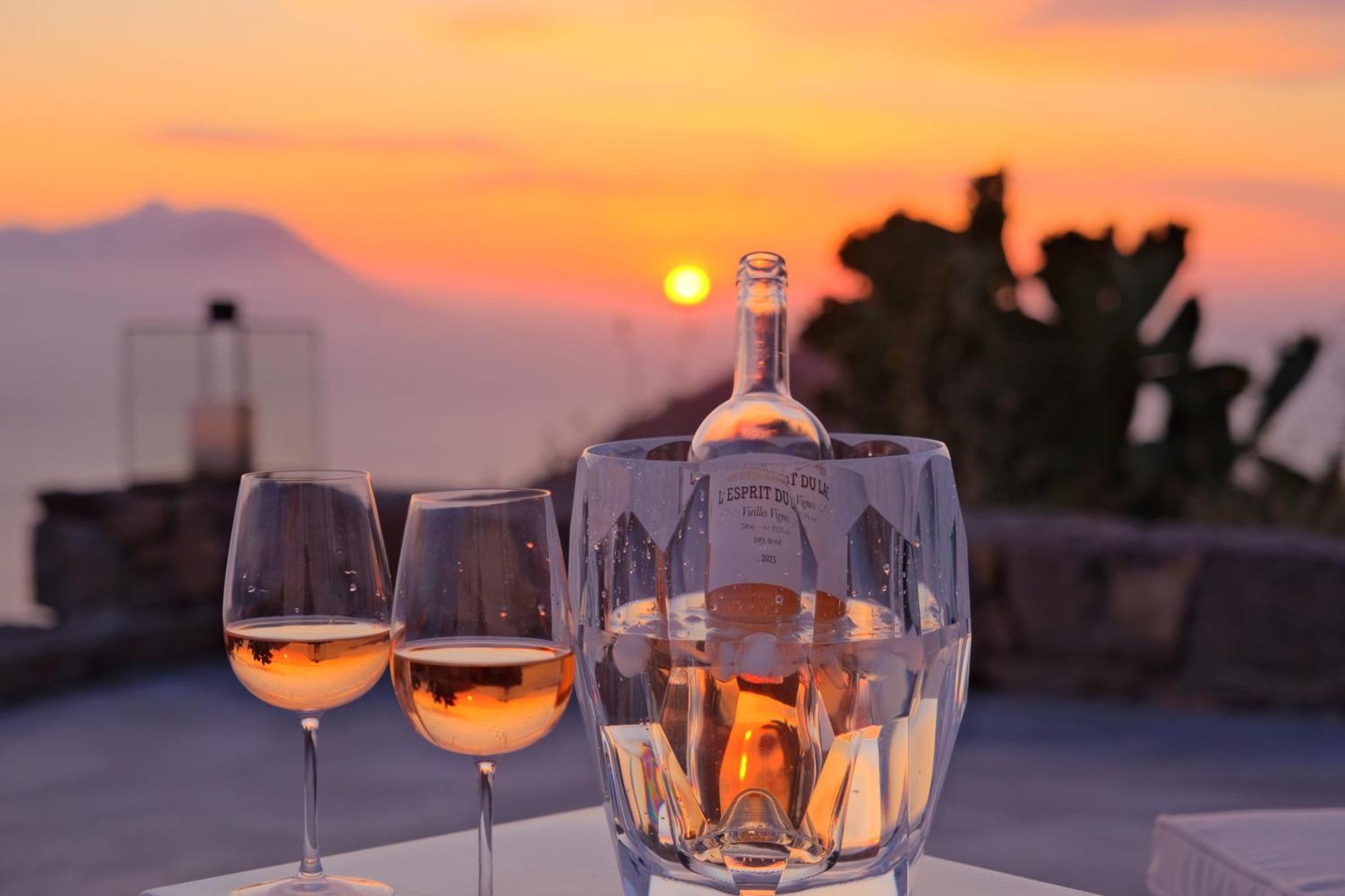 Odyssey Rock Milos Sunset Suites 플라카 객실 사진